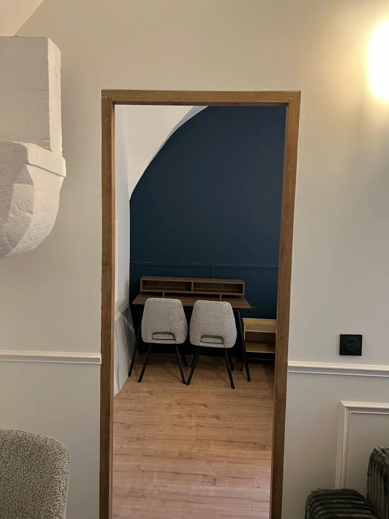 Espace bureau – mur bleu profond